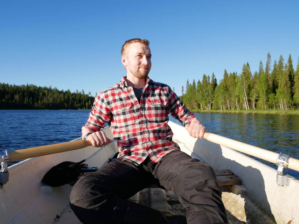 Blogikirjoittajan kuva, jossa hän istuu soutuveneessä.